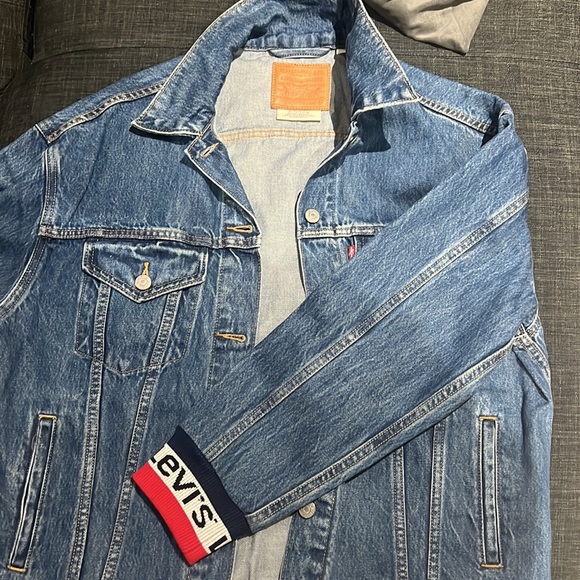 Levi’s jean jacket - Picture 2 of 3